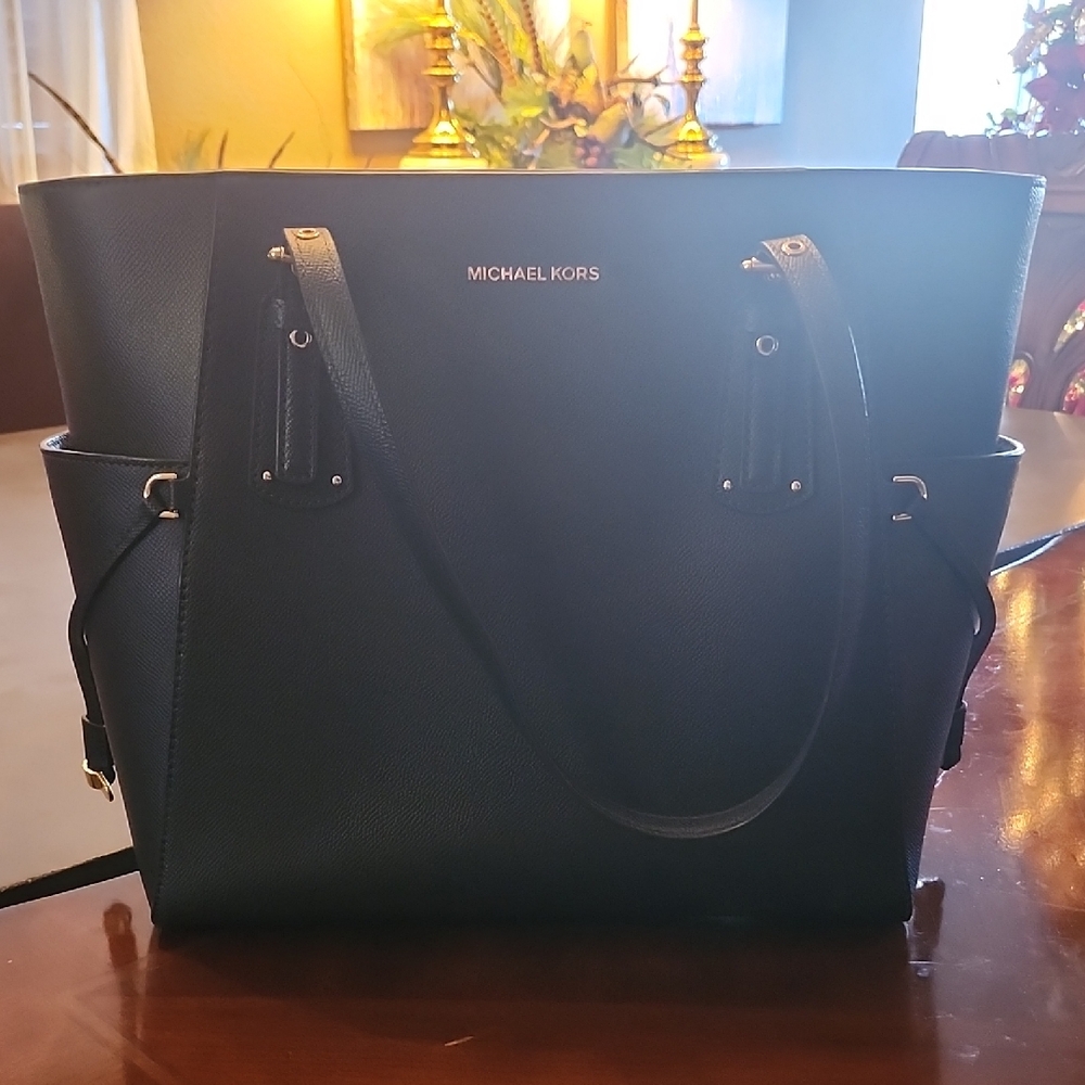 Michael Kors Elegant Navy Tote